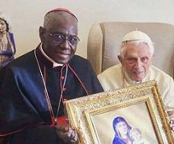 El cardenal Sarah tiene una relación fluida con Benedicto XVI y muestra las cartas del Papa emérito acerca de su libro conjunto