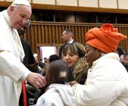 Como en cada miércoles, el Papa Francisco aprovecha la audiencia para saludar y bendecir a los peregrinos
