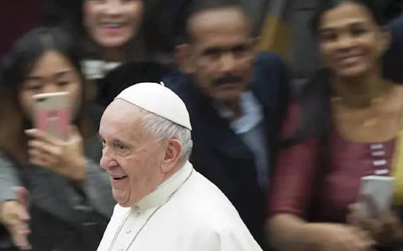 Francisco, con Juan Pablo II, defiende en un libro el celibato y se opone al sacerdocio femenino