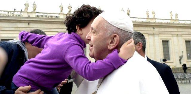En Cuaresma, cerremos la TV, dejemos el móvil, abramos la Biblia y atendamos al pobre, pide el Papa
