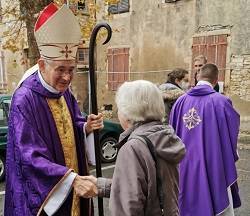 Un obispo denuncia la «epidemia del miedo» y no dará instrucciones por el coronavirus en su diócesis