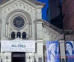 La Iglesia de Montevideo divulga 4 modelos femeninos en lienzos en la calle: 2 laicas y 2 religiosas