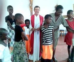 El misionero colombiano con sus feligreses de Kenia... ahora la langosta es la gran amenaza