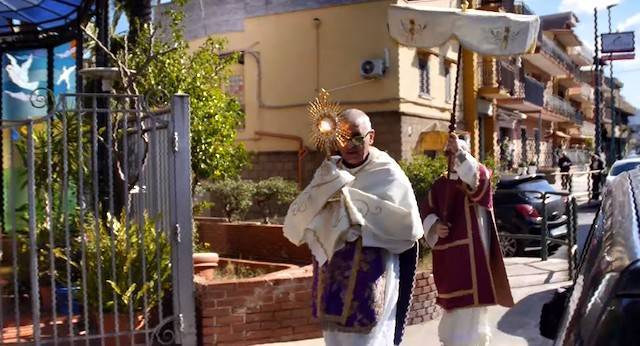 Un párroco bendice con el Santísimo las calles vacías por el coronavirus: el vídeo se ha viralizado