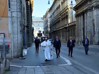 Francisco sale a la calle para rezar