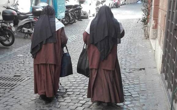 Ni con la pandemia estas monjas abandonan su carisma: recorren calles y casas socorriendo a ancianos