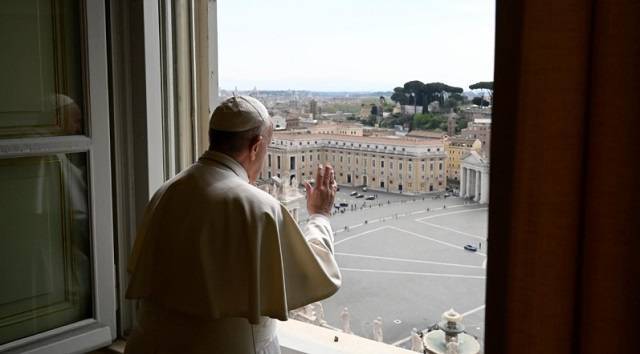 El Papa, en el Regina Coeli: «Si Cristo resucita es posible mirar con confianza los acontecimientos»