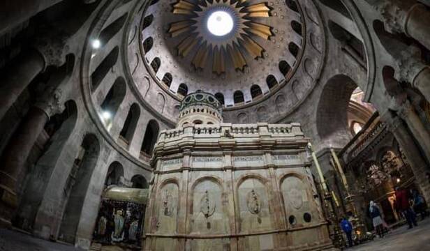 El Santo Sepulcro de Jerusalén vuelve abrir a los peregrinos: podrá haber 50 a la vez en su interior