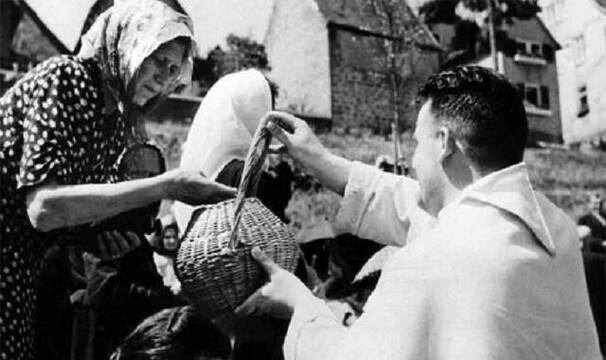El «milagro» de Vinkt que siguió a la horrible masacre: 70 años de la heroicidad del «Padre Tocino»