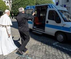 Para los pobres invisibles, la Limosnería vaticana tiene ahora su propia ambulancia