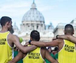 Los atletas del Vaticano subastarán objetos deportivos del Papa para ayudar contra la pandemia