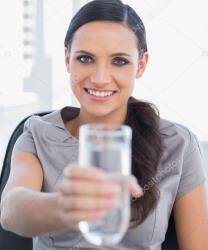 Mujer ofreciendo un vaso de agua