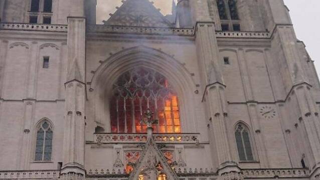 Arde la catedral gótica de Nantes: los bomberos hallaron 3 focos y el fiscal cree que es provocado