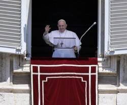 «La Iglesia está abierta a todos, Dios quiere que todos conozcan la verdad»: Ángelus del Papa