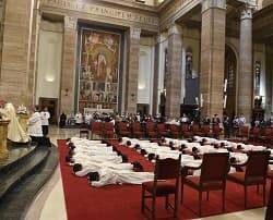 El cardenal Parolin ordena en Roma a 29 sacerdotes del Opus Dei procedentes de 13 países
