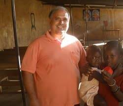 Manuel, 40 años misionero en África: «Aquí nos lavamos la manos, pero no vemos la comida»