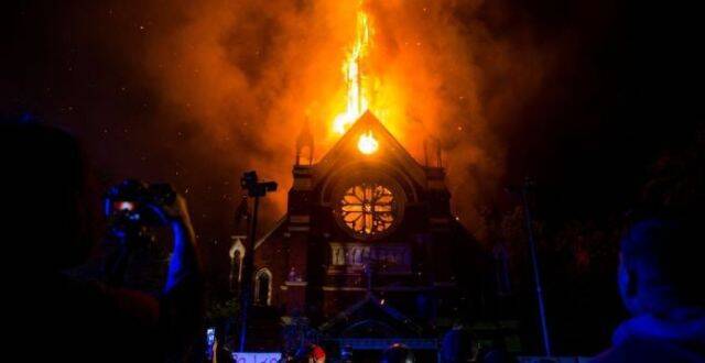 El párroco de la iglesia chilena quemada: «El Señor desarme nuestras manos y enfríe nuestras mentes»