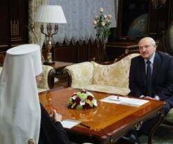 El dictador Lukashenko refuerza la docilidad de los ortodoxos mientras critica a los católicos