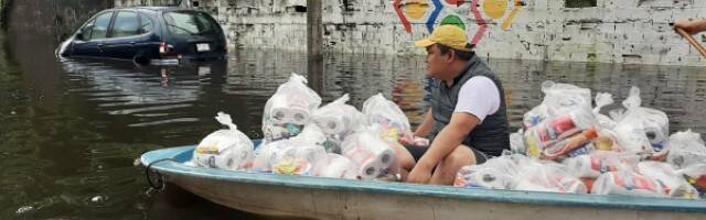 El sacerdote que va en lancha de remos ayudando en las inundaciones de Tabasco se ha hecho viral
