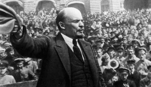 Lenin, dirigiéndose a las masas