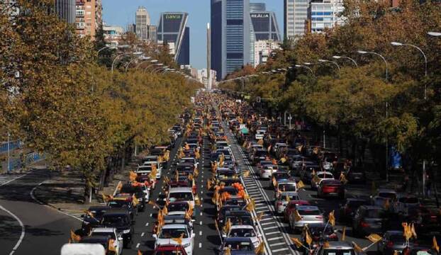 Miles de familias, en sus coches, toman las calles de España para protestar contra la Ley Celaá