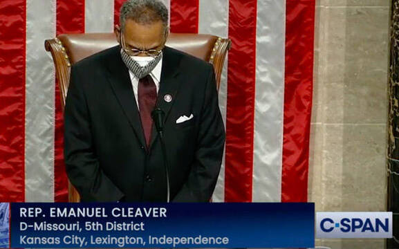El representante Emanuel Cleaver dirige la oración de apertura de la Cámara de Representantes de los Estados Unidos el 3 de enero