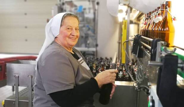 La hermana Doris lleva 45 años fabricando cerveza en el monasterio