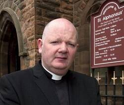 Tom White, sacerdote escocés