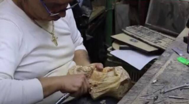 Artesanos cristianos de Belén y Tierra Santa hacen imágenes religiosas con madera de olivo