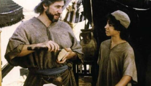 San José y un joven Jesús, en el taller, en la película italiana de 1999