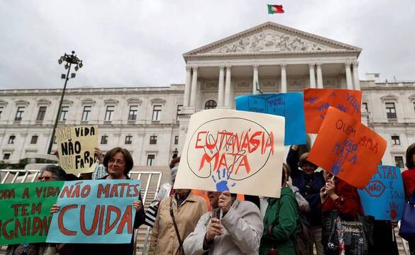 Manifestantes protestan contra la eutanasia en Portugal