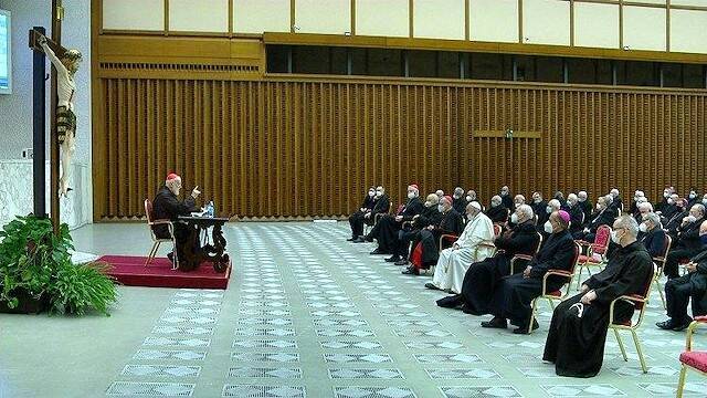 Cantalamessa predica al Papa y la Curia.