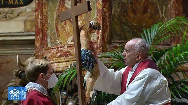 El Papa adora la Cruz.