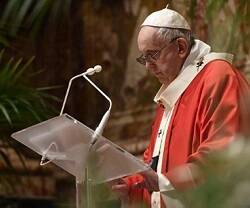 Francisco dirige el rezo del Ángelus tras la Misa de Domingo de Ramos 2021