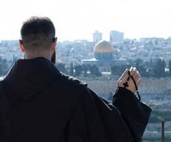 Un franciscano reza con su Rosario sobre Jerusalén