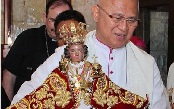Mons. José Palma, Arzobispo de Cebú, con la imagen del Santo Niño