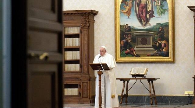 El Papa Francisco comenta el pasaje del ángel y la tumba vacía junto al cuadro que lo ilustra