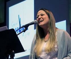 Mariana Valongo canta en la presentación de Sois el Ahora de Dios en Madrid