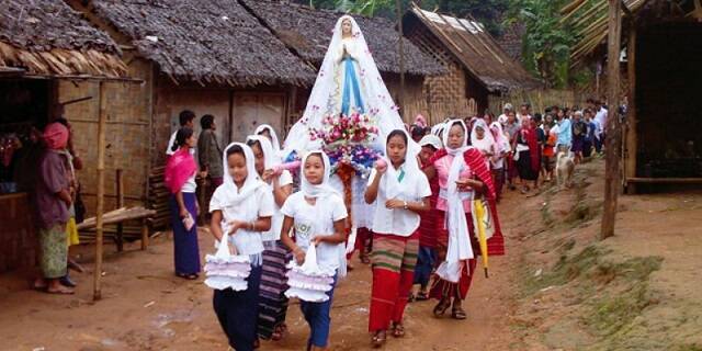 Procesión de mujeres católicas con la Virgen en una aldea de Myanmar