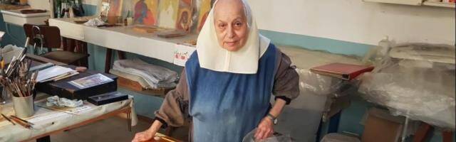 La hermana Marie-Paul, en el taller con iconos.