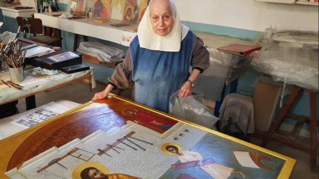 La hermana Marie-Paul, en el taller con iconos.