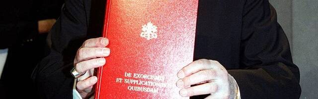 La nueva guía y ritual de exorcismos de 1999 en manos del cardenal Medina Estévez