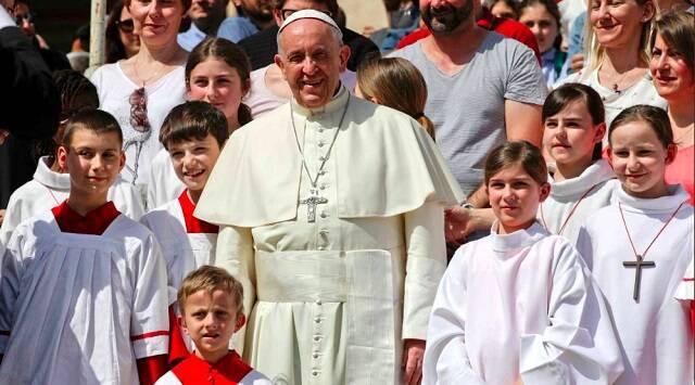 El Papa Francisco con unos monaguillos en 2018
