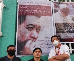 Devotos del padre Rhoel Gallardo en una parroquia claretiana de Filipinas