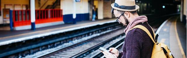 Este hipster con iPhone podría estar rezando con la Liturgia de las Horas mientras espera el tren - foto de Clem Onojeghuo, en Unsplash