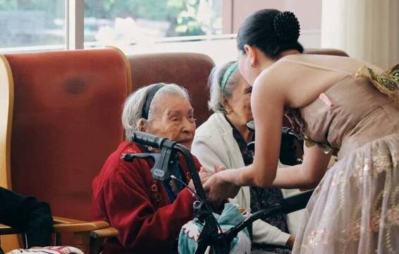 Una de las maneras de ganar la indulgencia es visitar a ancianos enfermos o solos