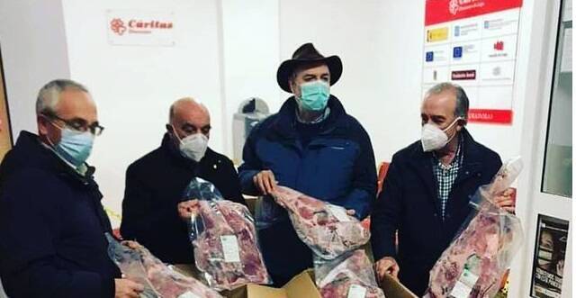 Voluntarios de Cáritas Lugo clasifican donativos de comida - en la pandemia Cáritas ha multiplicado sus esfuerzos