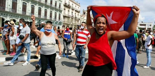 Manifestaciones en Cuba contra el régimen, algo que no se veía en décadas - foto de EFE, de Ernesto Mastrascusa
