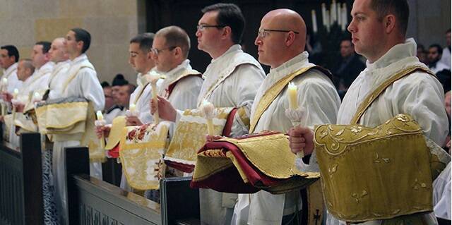 Ceremonia de ordenación de sacerdotes de la Fraternidad Sacerdotal de San Pedro en Omaha, en la catedral de Santa Cecilia