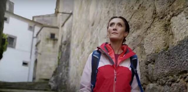 Cristina Maró es una agradable guía y compañera en este recorrido en vídeo por el Camino Portugués hacia Santiago
